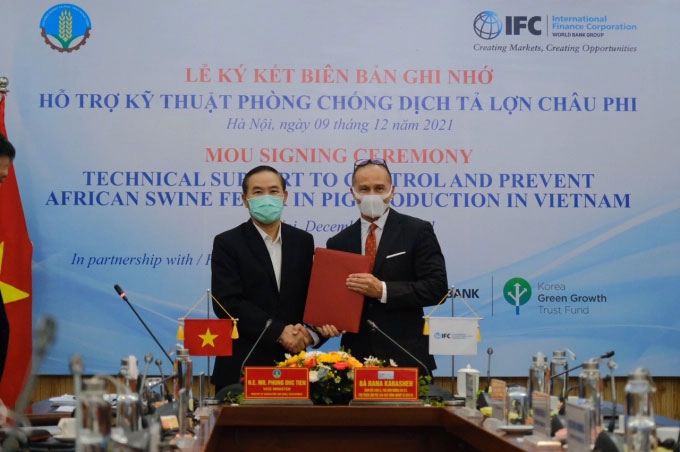 Thứ trưởng Bộ NN-PTNT Phùng Đức Tiến (bên trái) và ông Darryl Dong - Giám đốc tài chính cao cấp IFC Việt Nam. Ảnh: Bảo Thắng.