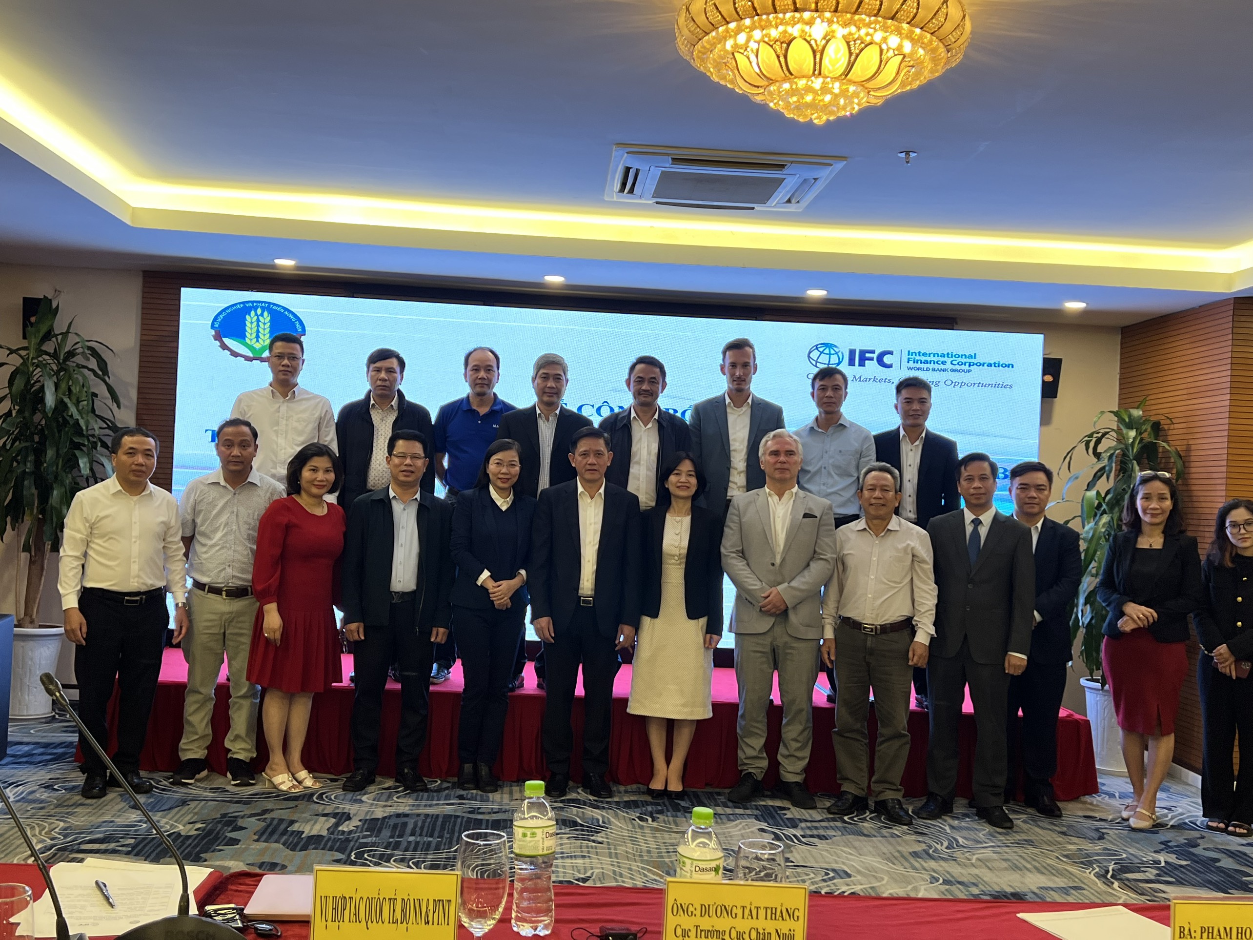 Launching the Public-Private Partnership Working Group under Vietnam’s Pig Sector pilot program on biosecurity and disease control based on international standards of the World Organization of Animal Health