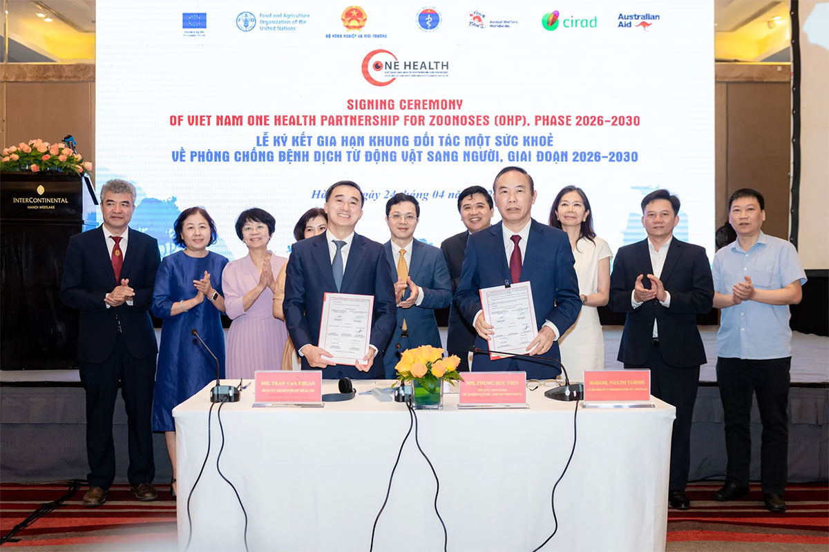 Lãnh đạo Bộ Nông nghiệp và Môi trường và Bộ Y tế thực hiện Lễ ký kết Khung Đối tác Một Sức Khỏe về Phòng chống dịch bệnh từ Động vật sang Người giai đoạn 2026-2030. Ảnh: Ngọc Sơn.